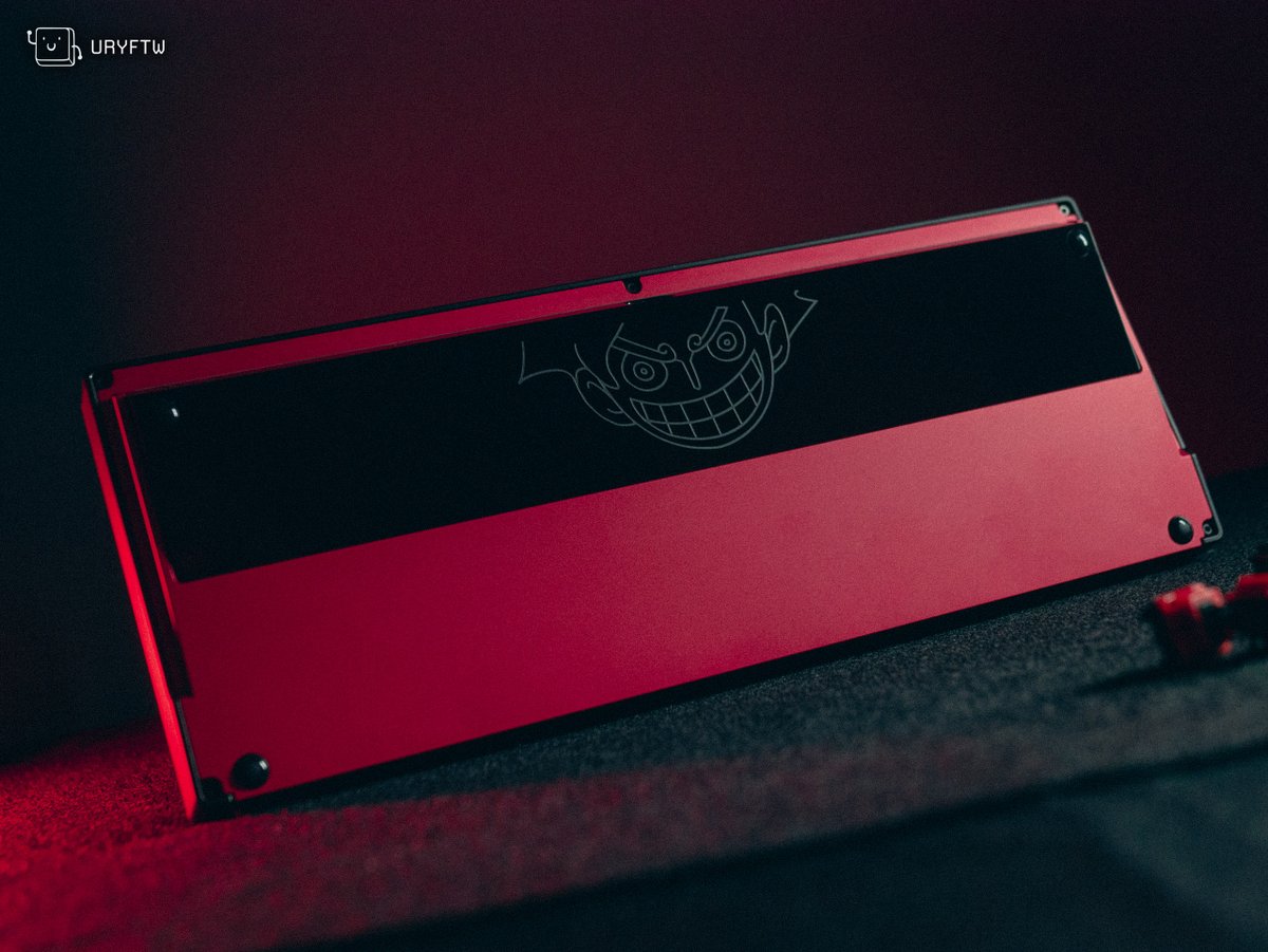 Uryftw's tweet photo. Os presento el nuevo teclado mecánico custom de @BlackEspanolito.

-Diseñado totalmente desde 0 por Bowl con inputs míos y de @Manukbs_ 
-Totalmente único en el mundo (one-off)

Specs:
-Gasket mount
-Plate de aluminio
-Switches Raptor MX de Geon lubricados
-Stabs TX AP engrasados
-Teclas GMK Redline
-Artisan de @MrMaw11 y @Nebula_Effects 
-Cable custom by @Kabelmanufaktur