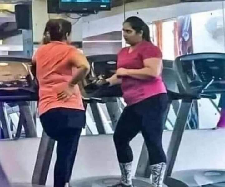 Mi amix y yo en el gym entrenando la lengua.