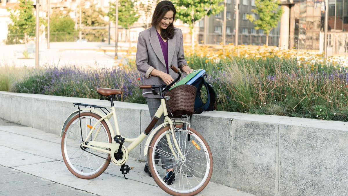 As #spring blooms, consider an active option for your morning commute if you live near your workplace. 🏃🚴 Embracing active lifestyles can lower the risk of chronic conditions like #diabetes and #heartdisease. Explore commuting trends in your state: bit.ly/44frSEG