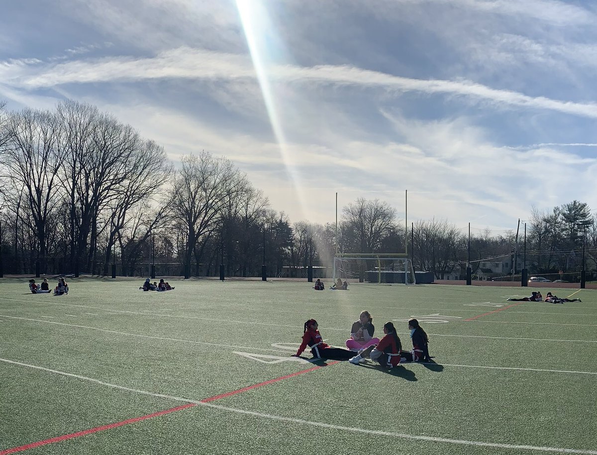 Girls are taking time to decompress from football during this beautiful day! #MentalHealthMonday <a href="/Eagle___Nation/">EHS ATHLETICS</a> <a href="/LiveMike_Sports/">Mike Smith</a>