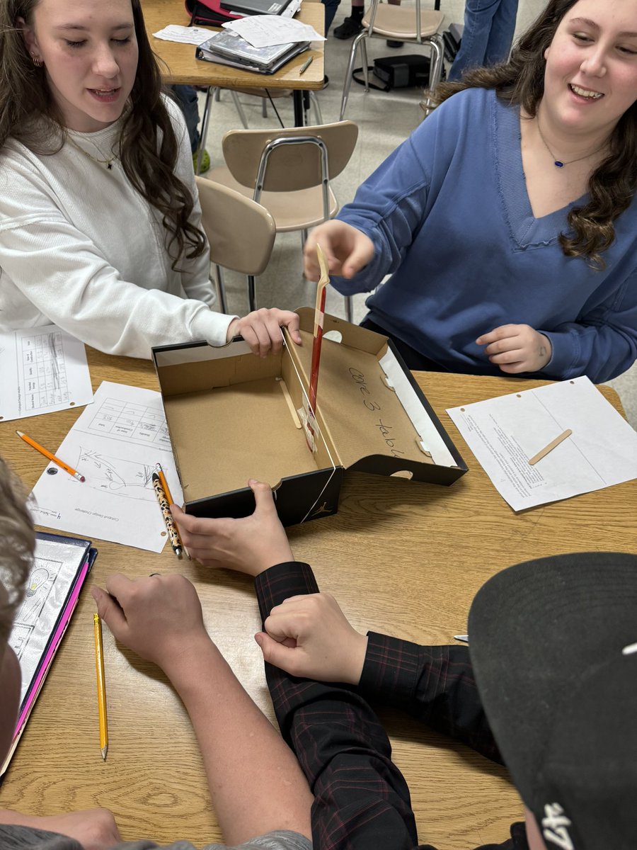 Students in Mrs. McClelland’s 7th grade science class have been engineering marshmallow catapults!!! @BoydCoSuper @BCPSdistrict @BCMS_Principal #ABOVEandBEYOND