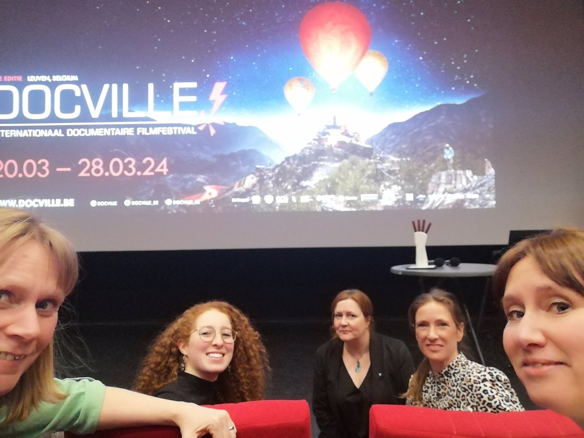 Klaar voor de science pitches van #docville. Go, go, Sarah, Nina en Hanne ! @isala @ecosphere @uantwerpenflw