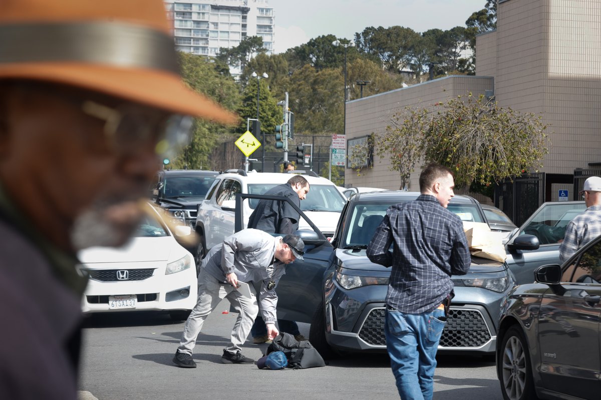 SFPD members investigate on the 900 block of Laguna Street at the scene of an auto burglary arrest. bit.ly/3xi5MWV