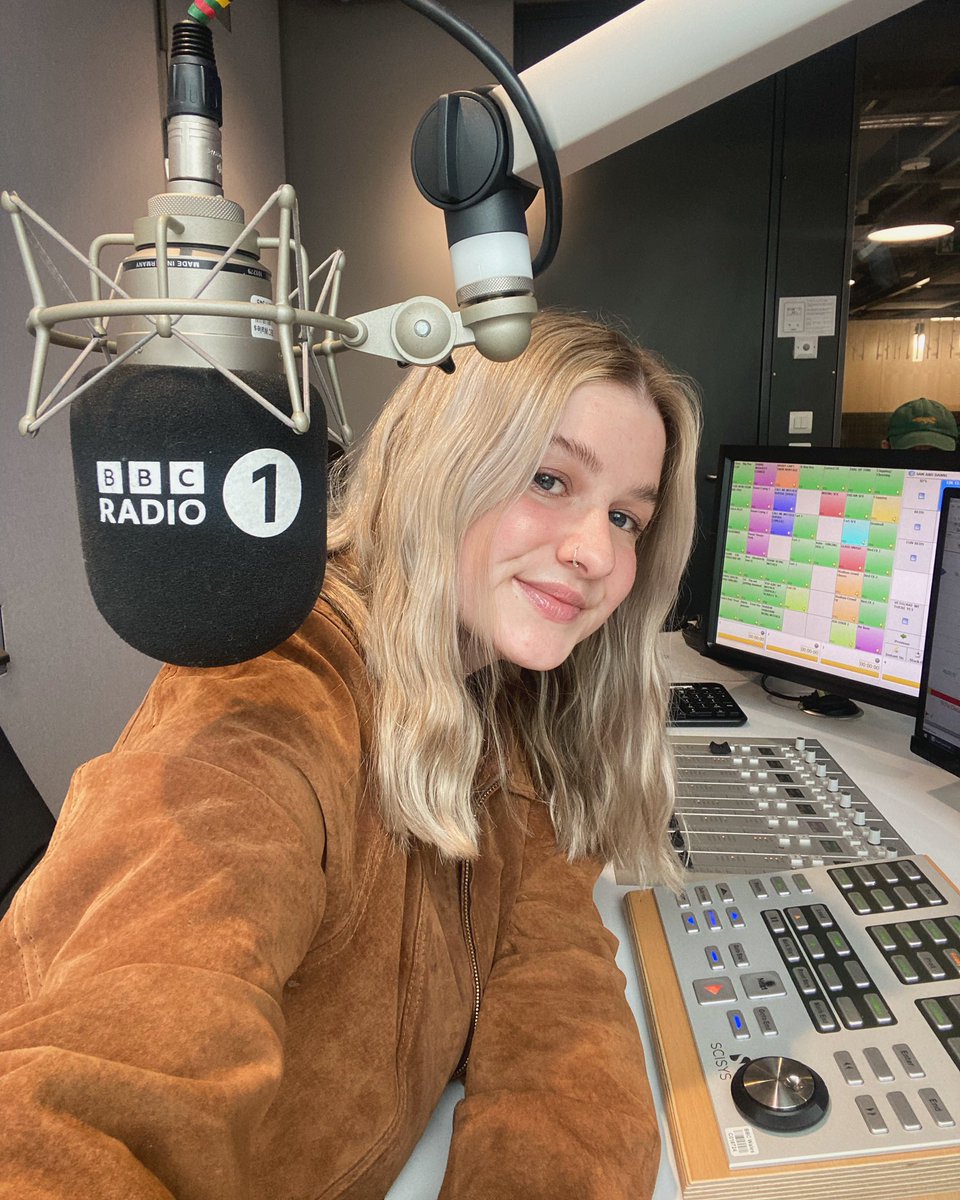 HEY BEAUTIES! Another Weekend Breakfast on @BBCR1 💖🩷💗 LOTS of nonsense and BRAND NEW OLIVIA RODRIGO!!!!! @BBCSounds is your friend