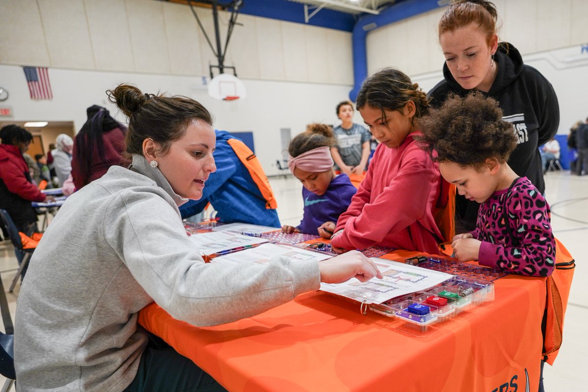 Last week McKenzie, our Education and Outreach Specialist, visited West Lincoln Elementary as part of NRD Nature Night! Nature Nights are events organized by Lower Platte South NRD where students and parents can learn about Nebraska's natural resources through fun activities. 🧡