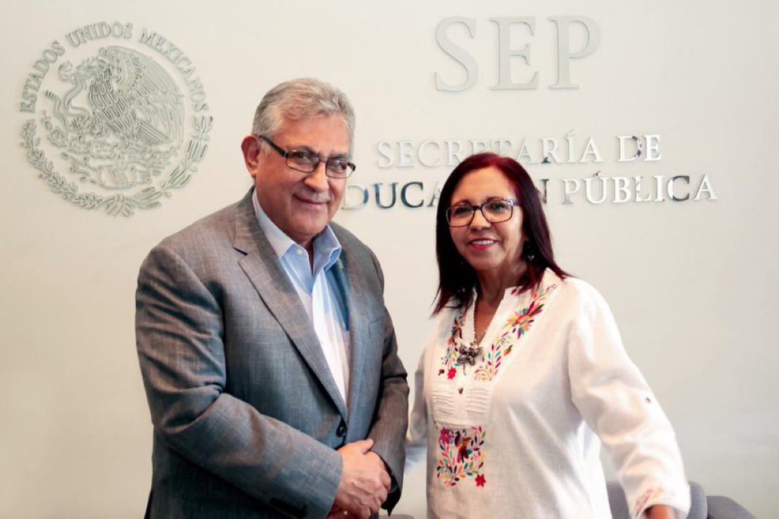 #UnoSomosTodos #TodosSomosUno El líder nacional del #SNTE, Mtro. Alfonso Cepeda Salas, felicita a la titular de la @SEP_mx, @Letamaya, con motivo de su cumpleaños. Reciba un fraternal abrazo a nombre de los trabajadores de la educación.