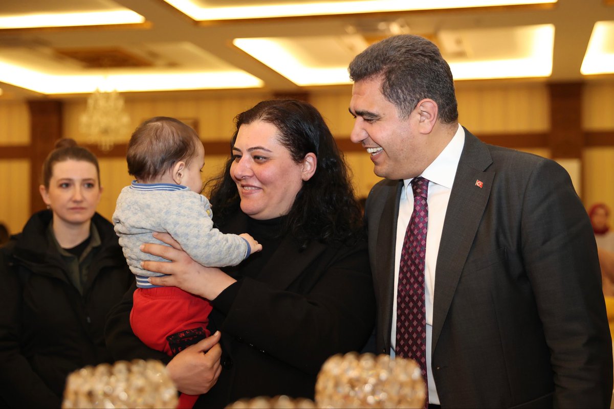 Pınar Aslan (@pinarolmezaslan) on Twitter photo Her yıl Ramazan ayının 15. günü idrak edilen Dünya Yetimler Günü vesilesiyle eşim <a href="/ValiSelcukAslan/">Selçuk Aslan</a>, merhamet yürekli koruyucu ailelerimiz ve evlatlarımızla iftar sofrasında Ramazan sevincini paylaştık. 🌙 Her yıl Ramazan ayının 15. günü idrak edilen Dünya Yetimler Günü vesilesiyle eşim <a href="/ValiSelcukAslan/">Selçuk Aslan</a>, merhamet yürekli koruyucu ailelerimiz ve evlatlarımızla iftar sofrasında Ramazan sevincini paylaştık. 🌙