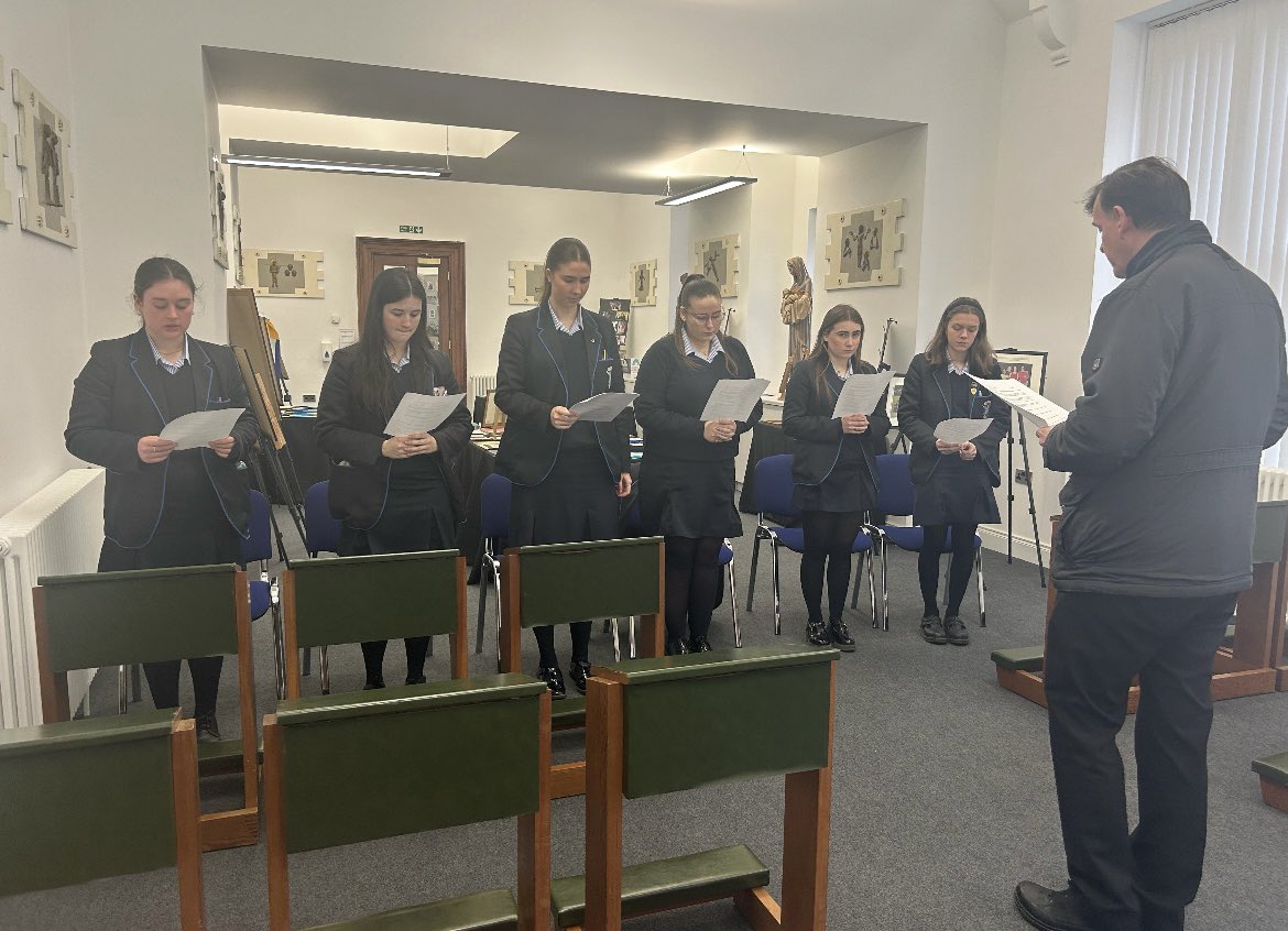 🎉 Congratulations to the newest group of Sixth Form students who were commissioned this morning as Eucharistic Ministers! This marks the second group this year to take on this important role👏 A big thank you to Fr. McGinnity for facilitating this for us. Well done!! 🕊️