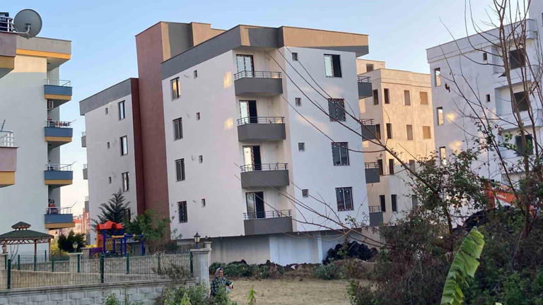 Paleosismolog's tweet photo. 1-Mersin, Erdemli, Akdeniz Mh. Muhammet Çavuş Sokaktaki 4katlı yeni yapılan bina, yan yatmaya başladı
2-Olay önceki gün fark edilince, iş makinesi ile yan tarafı kazıldı. Ertesi gün bina diğer tarafa doğru yan yatmaya başladı. Bu kez de diğer taraf iş makinesi ile kazıldı
#deprem https://t.co/nvNoe6ouBx
