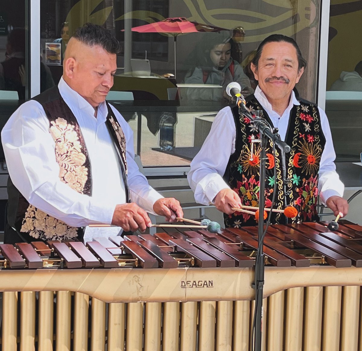 larryhygh's tweet image. A beautiful day with beautiful music courtesy of our Latinx Cultural Resource Center! @lacasitadh @DominguezHills #LaCasita #CSUDH