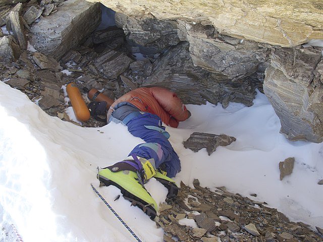 CestTerrifiant's tweet photo. Il y a plus de 200 personnes qui sont mortes sur le chemin vers le sommet du mont Everest. Les grimpeurs les utilisent comme des balises pour savoir où ils sont. Ils ont même donné des surnoms à certains corps comme “Green Boots” et “Sleeping Beauty”. Ces corps restent là parce que c’est trop risqué de les enlever.