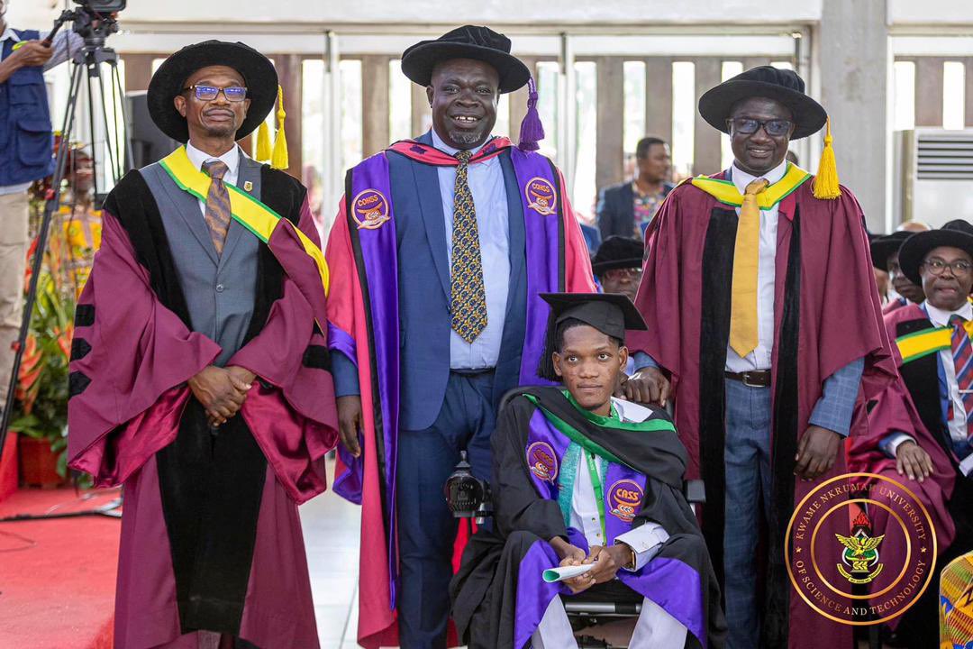 A heartfelt moment when Bright Antwi Frimpong, graduated with a First Class in B.A Geography and Rural Development despite facing physical challenges. Not only has he achieved academic excellence but has proven that disability isn't an inability but a new ability. 🧠⭐⭐