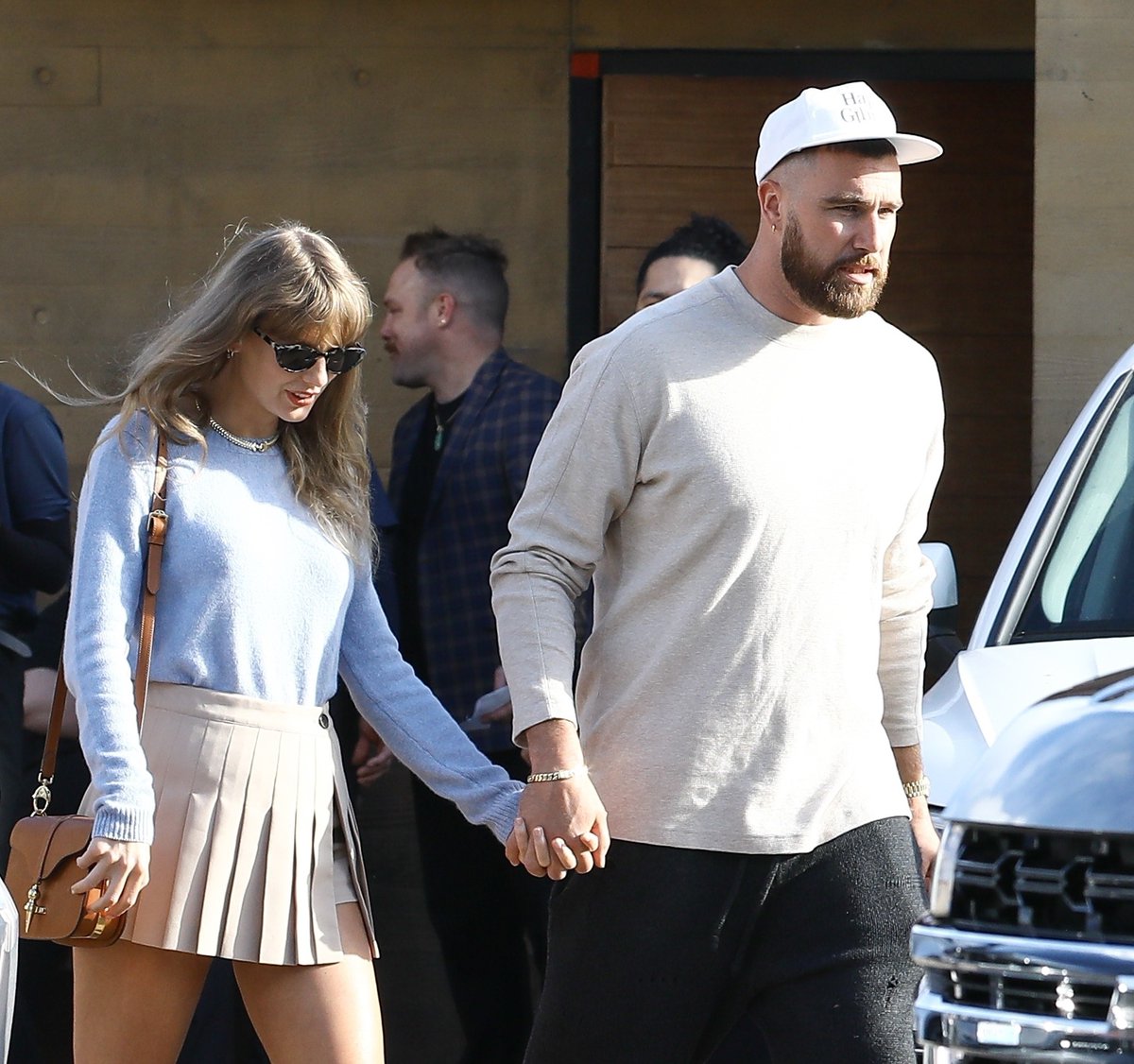 adoringts's tweet photo. Taylor Swift enjoying lunch with Travis Kelce yesterday (24) in Malibu, California.  

📸 More photos: https://t.co/6uJJs6fMoA https://t.co/rrqkqOFbKQ