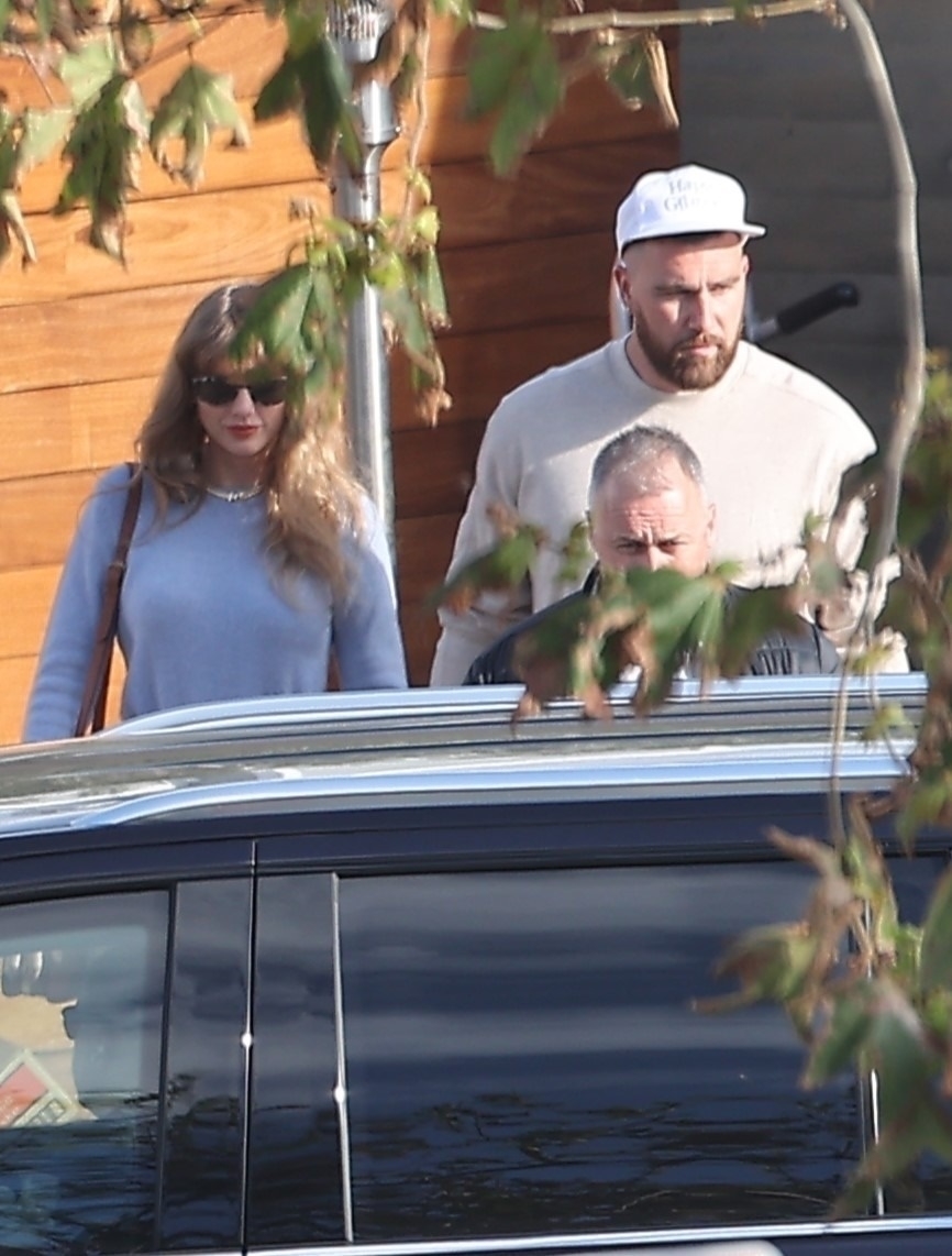 adoringts's tweet photo. Taylor Swift enjoying lunch with Travis Kelce yesterday (24) in Malibu, California.  

📸 More photos: https://t.co/6uJJs6fMoA https://t.co/rrqkqOFbKQ