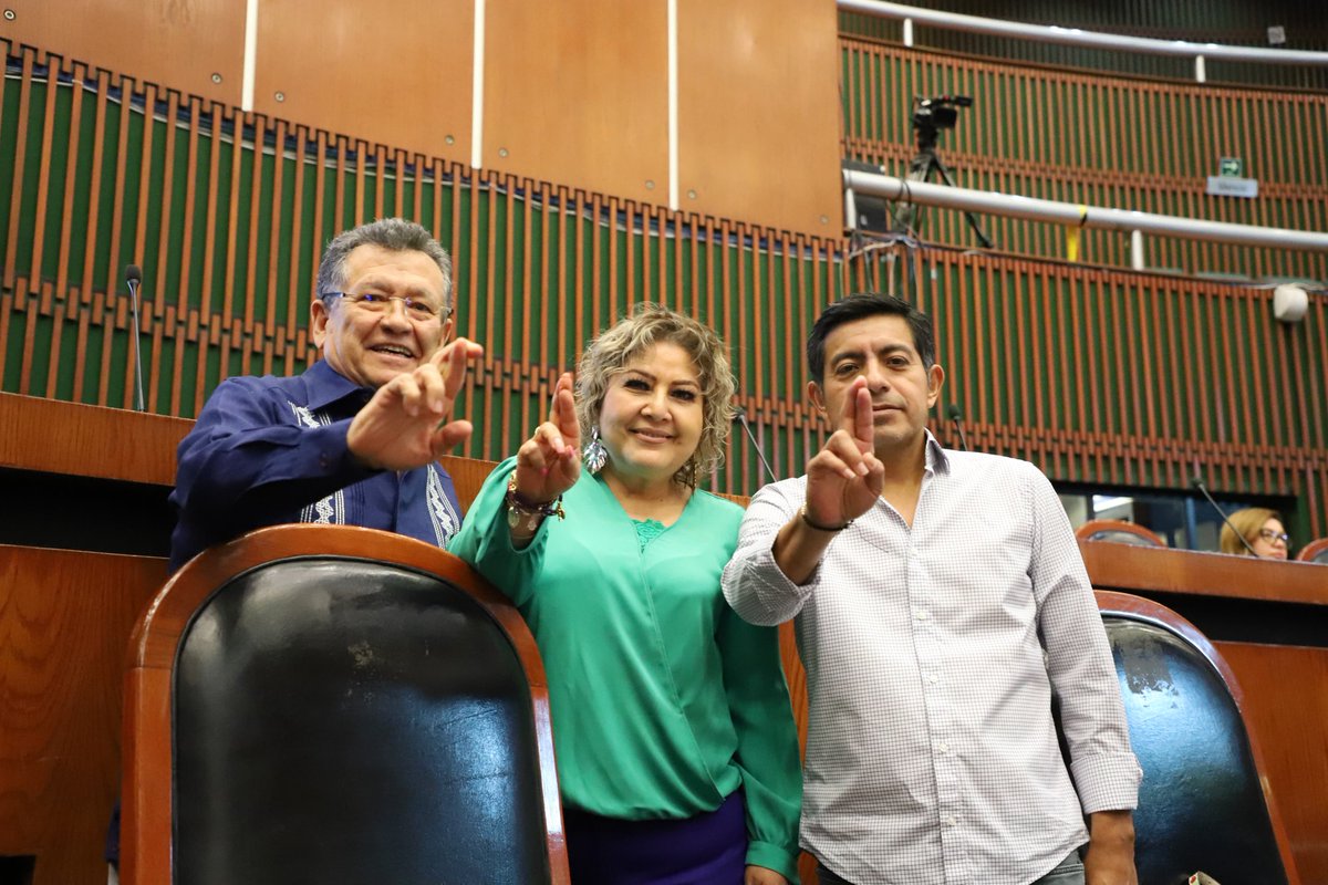 Junto a mis amigos diputados Olaguer Flores Hernández y Héctor Apreza Patrón, te saludamos desde el pleno del Congreso del Estado de Guerrero .
¡¡Bonito inicio de semana!!
🤞🤞🤞🤞🤞🤞🤞🤞