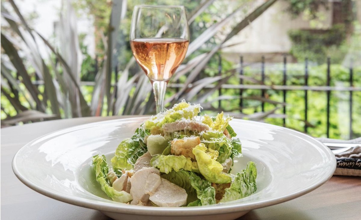 Looking for the perfect spot to enjoy a scrummy lunch this Easter bank holiday? Book a table in our light and airy Green Room and soak up the charming ambiance of our outdoor oasis. Reserve your table: southernhayhouse.com/Our_public_roo…
#SoHoEx #southernhayhouse #exeter #alfrescoexperience