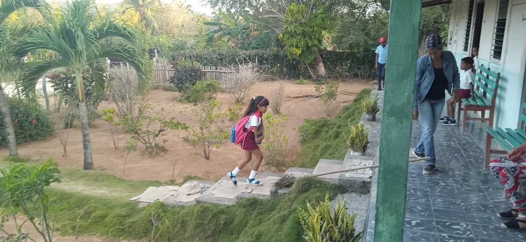 VelquisV42750's tweet image. Alegres y puntuales marchan nuestros niños diariamente a las aulas. #CubaPorLaPaz #PorUnaEducacionDeCalidad #Pilón-Granma