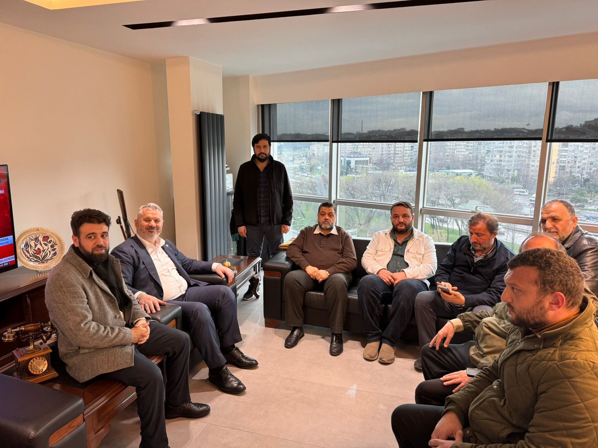 Hamas Dış İlişkiler Sorumlusu Usame Hamdan ve Kudüs/Mescid-i Aksa sevdalısı dostlarla bir araya gelip başta Gazze’deki son durum ve bölgemizdeki gelişmelere ilişkin hasbihâl ettik.

Direnişin sembol isimlerinden olan Hamdan, Türkiye’nin Filistin ve Gazze konusunda gerek devlet