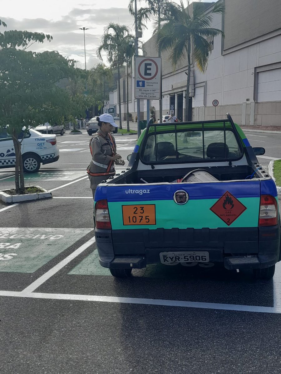 GMRio's tweet image. Fiscalização das vagas especiais (#Idosos e #PessoasComDeficiência) em shopping de #CampoGrande 👉#EviteMultas 📷#Respeite