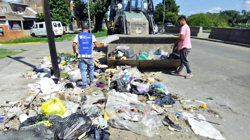 SecServiciosPub's tweet image. 🚛🌿 Recolección de montículos de basura y ramas en Lamadrid y Budge. Contribuyamos juntos a mantener nuestras calles más limpias.💪🏻

@fotermin @martinchoren_
@JulioCRiquelme2 @gabrielgagolmz Julio Chamorro @MarielaGomez_M

#Lamadrid #Budge #LomasEsEnEquipo
