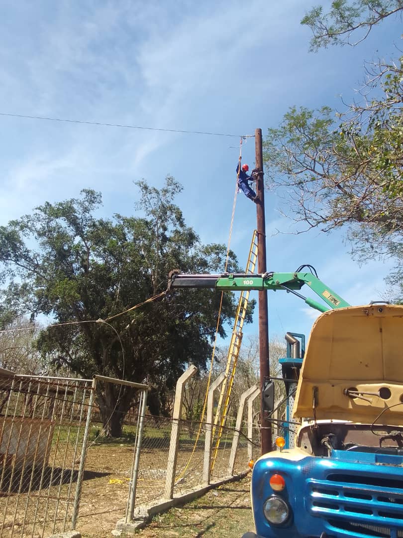 MinutoAMinuto| Brigada del contingente de #CiegoDeÁvila que apoya la recuperación del servicio eléctrico en #LaHabana, restablece conductor primario dentro del Zoológico Nacional.
#EléctricosPorCuba 🇨🇺
 #GenteQueSuma