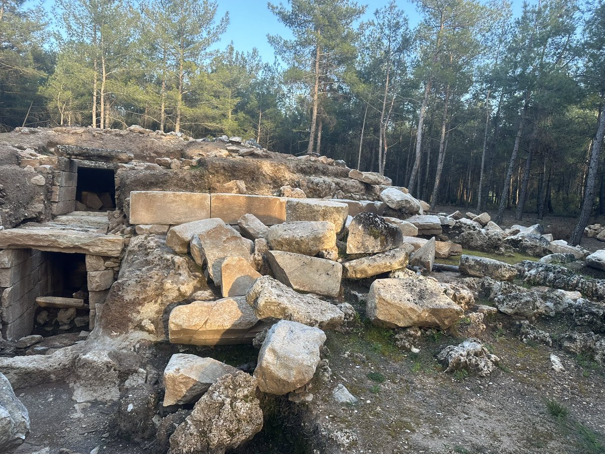 DrArcheologist's tweet photo. This magnificent tumuli in Hylarima, Turkey. This two-story tumulus. It should  be 4. centuries BC. It has unique examples by round wal like #Mutaf Tepe tumuli. @TwistDead1 @Megalith_Hunter @archeology_art @WorldArchaeo #Archaeology #Historia #Travel #Muğla https://t.co/WZcRpDEnKJ
