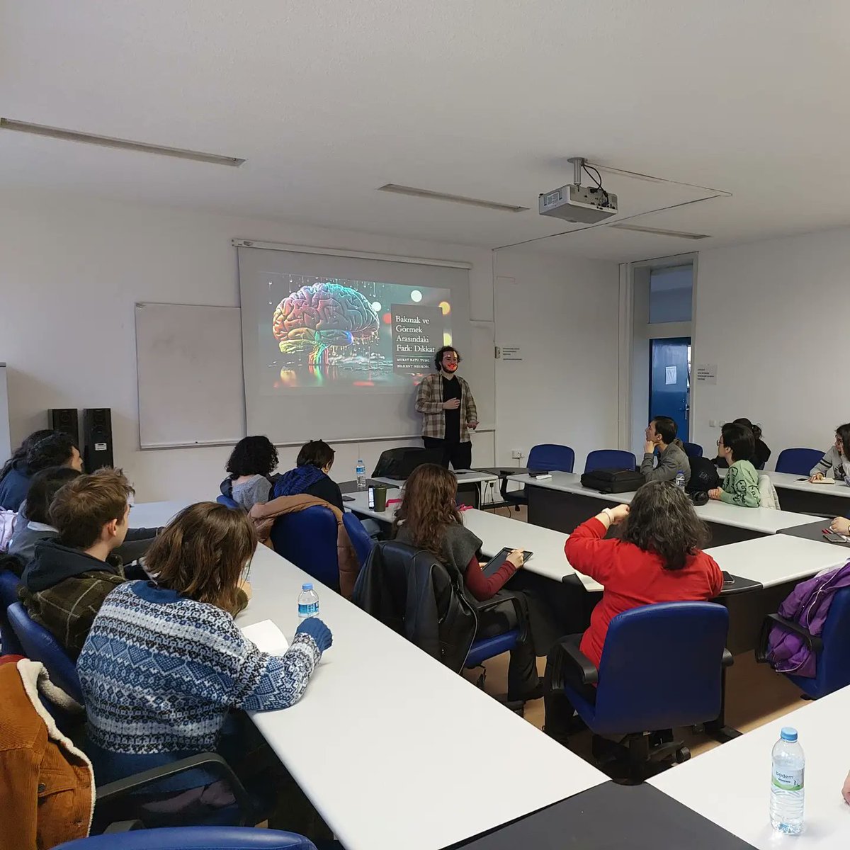 Öğrenci sunumları serimizin üçüncü etkinliğinde, Bilkent Üniversitesi Nörobilim yüksek lisans öğrencisi Murat Batu Tunca bizlere dikkat süreçleri hakkında eğlenceli, bilgilendirici ve interaktif bir sunum yaptı. Kendisine bu güzel sunumu için teşekkür ediyoruz. 😊
