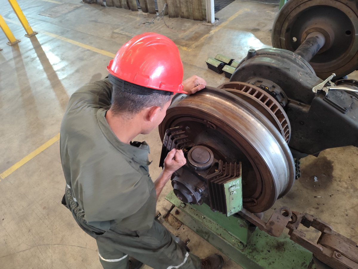 CAMETROVALENCIA's tweet photo. #25Mar ||El equipo de #MaterialRodante de @CAMETROVALENCIA avanza con el mantenimiento del bogie A del vagón 1007 y realizó desinstalación de barras de seguridad y tornillería de acoples de unidades de engranajes motores🔧🚇 @NicolasMaduro @rvaraguayan @yolyemil https://t.co/v06myRBnJH