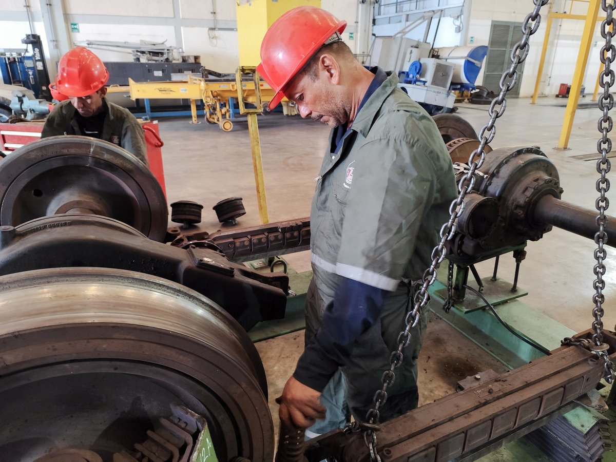 CAMETROVALENCIA's tweet photo. #25Mar ||El equipo de #MaterialRodante de @CAMETROVALENCIA avanza con el mantenimiento del bogie A del vagón 1007 y realizó desinstalación de barras de seguridad y tornillería de acoples de unidades de engranajes motores🔧🚇 @NicolasMaduro @rvaraguayan @yolyemil https://t.co/v06myRBnJH