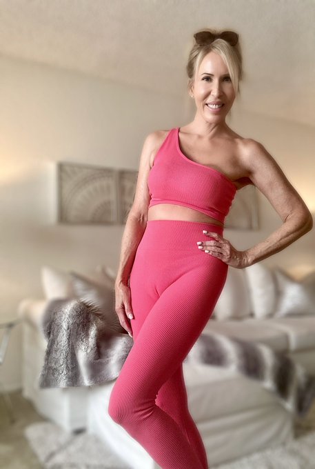 Heading out to the gym to start the week! Happy Monday! XOXO 💋  #Monday #MondayFunday #MondayMotivaton<a href="/tag/monday"class="tags"><span>#monday</span></a><a href="/tag/newweek"class="tags"><span>#newweek</span></a><a href="/tag/mondayfunday"class="tags"><span>#mondayfunday</span></a><a href="/tag/onlyfans"class="tags"><span>#onlyfans</span></a><a href="/tag/mondaymotivaton"class="tags"><span>#mondaymotivaton</span></a>