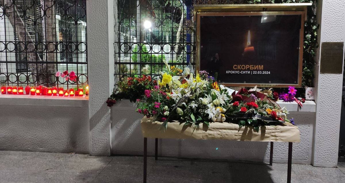 Russian_Emb_MKD's tweet image. Не престанува голем број луѓе кои положуваат цвеќе пред зградата на Амбасадата во спомен на жртвите од терористичкиот напад во "Крокус сити хол". Од срце ви благодариме за искрени зборови на сочувство упатени до нас. Високо го цениме таквиот однос на братскиот македонски народ.