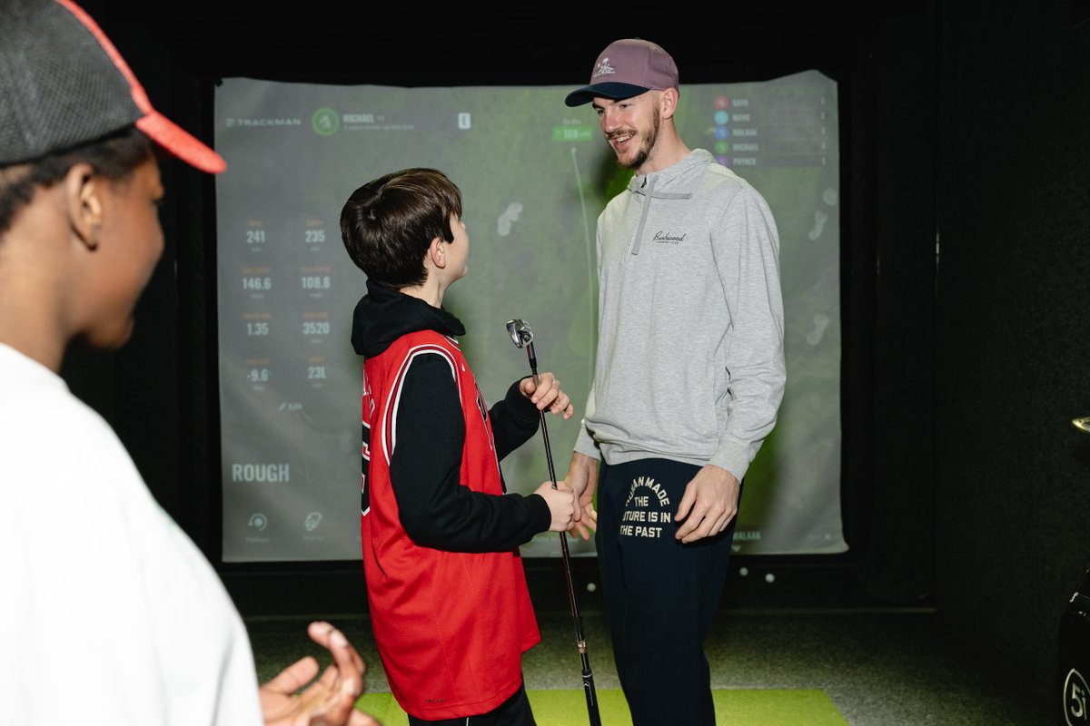 Alex Caruso recently invited youth from First Tee Chicago to tee off with him for his 3rd annual golf party! ❤️⛳️ @ACFresh21 | @FirstTeeChicago