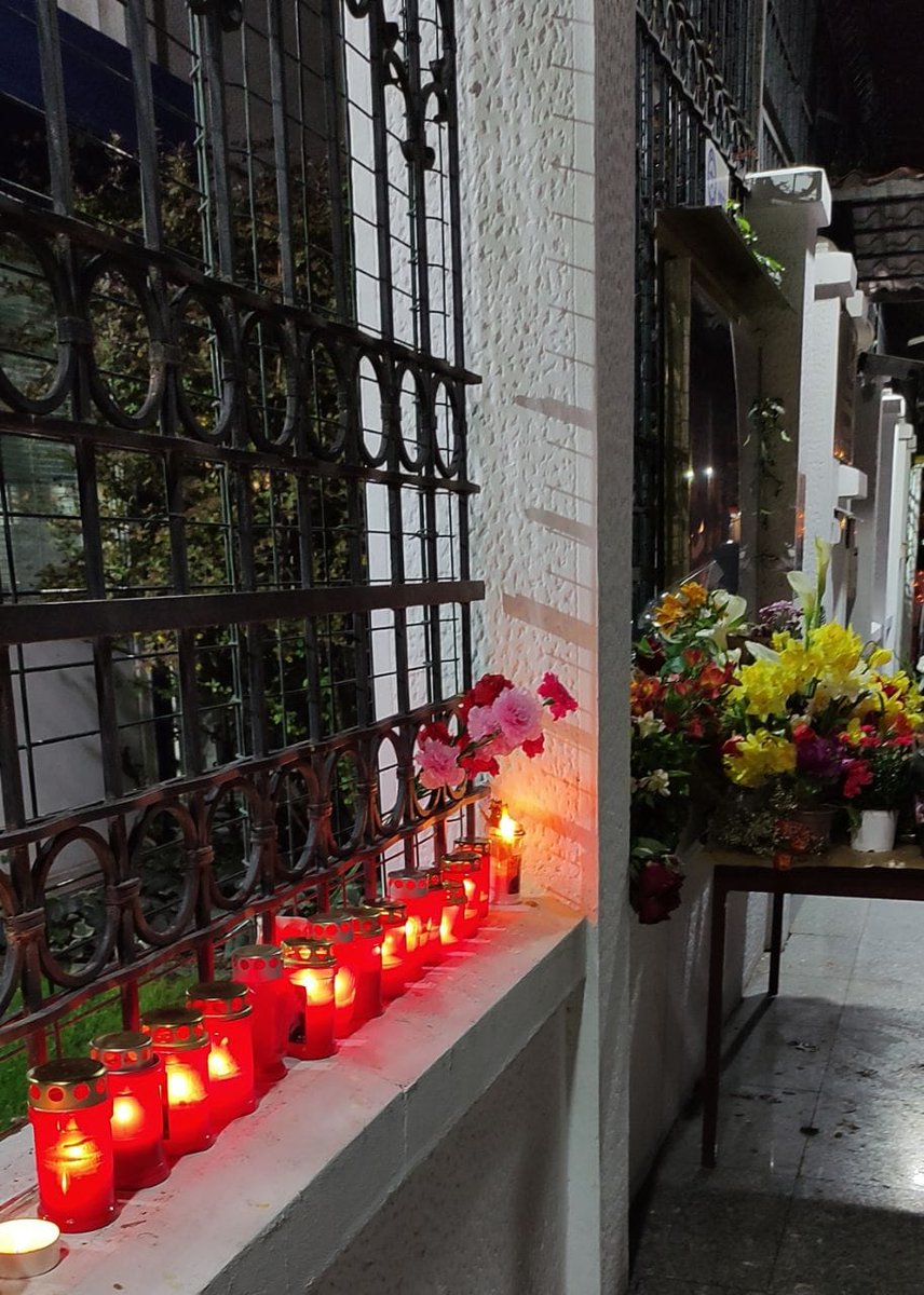 Russian_Emb_MKD's tweet image. Не престанува голем број луѓе кои положуваат цвеќе пред зградата на Амбасадата во спомен на жртвите од терористичкиот напад во "Крокус сити хол". Од срце ви благодариме за искрени зборови на сочувство упатени до нас. Високо го цениме таквиот однос на братскиот македонски народ.