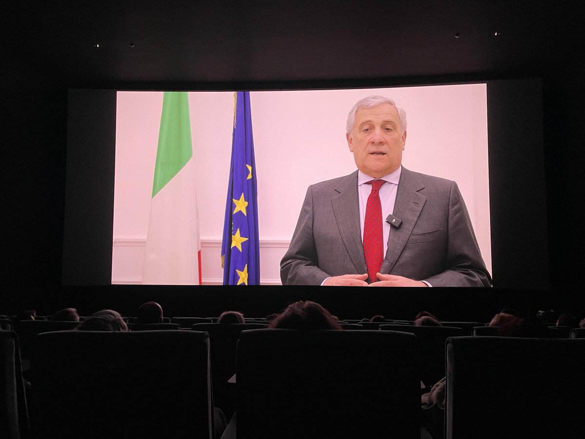 Oggi ricordiamo #Dante, padre dell'italianità. La sua Commedia ha lasciato una traccia indelebile in 🇮🇹 , in 🇨🇭 e in tutto il continente europeo. Assieme al collega @Antonio_Tajani introduciamo il film Dante di Pupi Avati in 5 città svizzere: buona visione ! 🎥 🍿