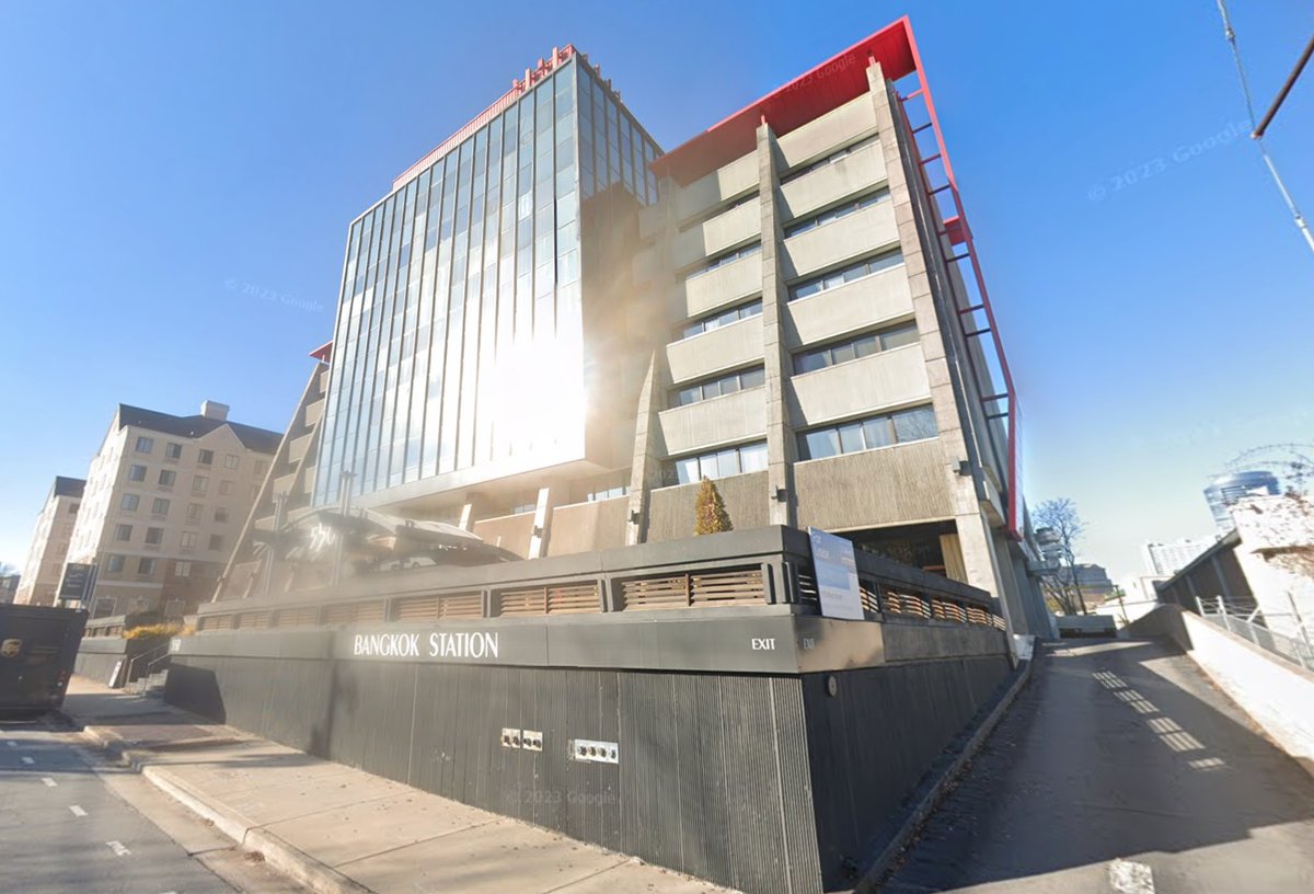 A red-trimmed boutique office building in the Buckhead Village District changed hands after the seller’s loan matured in January. Learn more about it here: bit.ly/43p9I4h