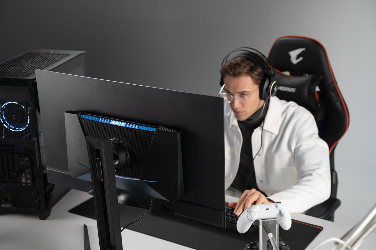 AORUS_ME's tweet image. AORUS FO32U2P OLED شاشة الألعاب 

- شاشة ذات مقاس 32 بوصة 4K 240Hz QD-OLED
- أول شاشة بالعالم داعمة لمنفذ DP 2.1 UHBR20 
- خصائص تكتيكية مميزة لتجربة ألعاب لا مثيل لها.  
- داعمة لتقنيات AI 
     
#GIGABYTE #AORUS #OLEDMonitor #Winnersneversettle