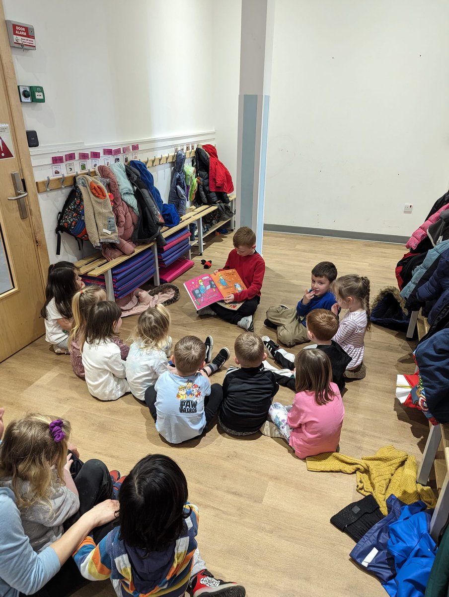 AyrGrammar's tweet photo. Some mystery readers into our EYC for a visit #P4readers #shareabook #readmeastory https://t.co/oCCdPOgJGi