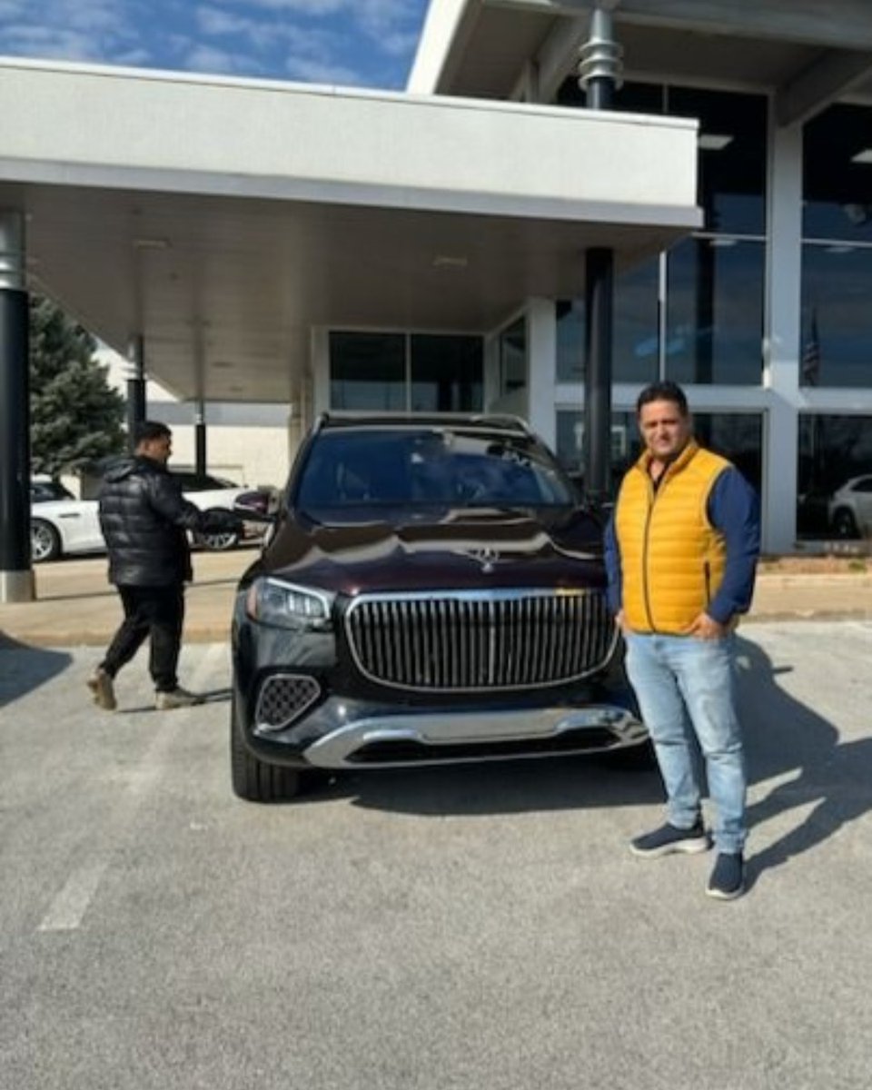Congratulations to Mohamed M. on his new 2024 Maybach GLS 600! 🎉 Special thanks to Cameron Bergman for top-notch service. Welcome to the #FieldsFamily and enjoy the luxury, Mohamed! 🥂 #MercedesBenz #OrlandPark #GLS600 #MaybachGLS600 #LuxuryWithoutLimits