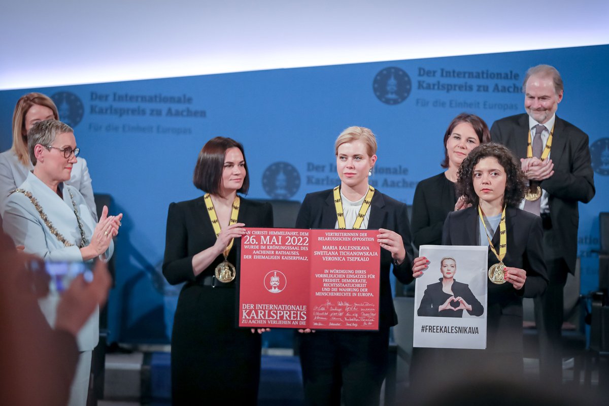 Today is #belarusfreedomday! #Karlspreis2022 laureates @by_kalesnikava (@TatsianaKhomich), @Tsihanouskaya and @VTsepkalo are fighting for human rights and democracy in Belarus. Let's continue to support them and all Belarusians in their pursuit of freedom and liberty!