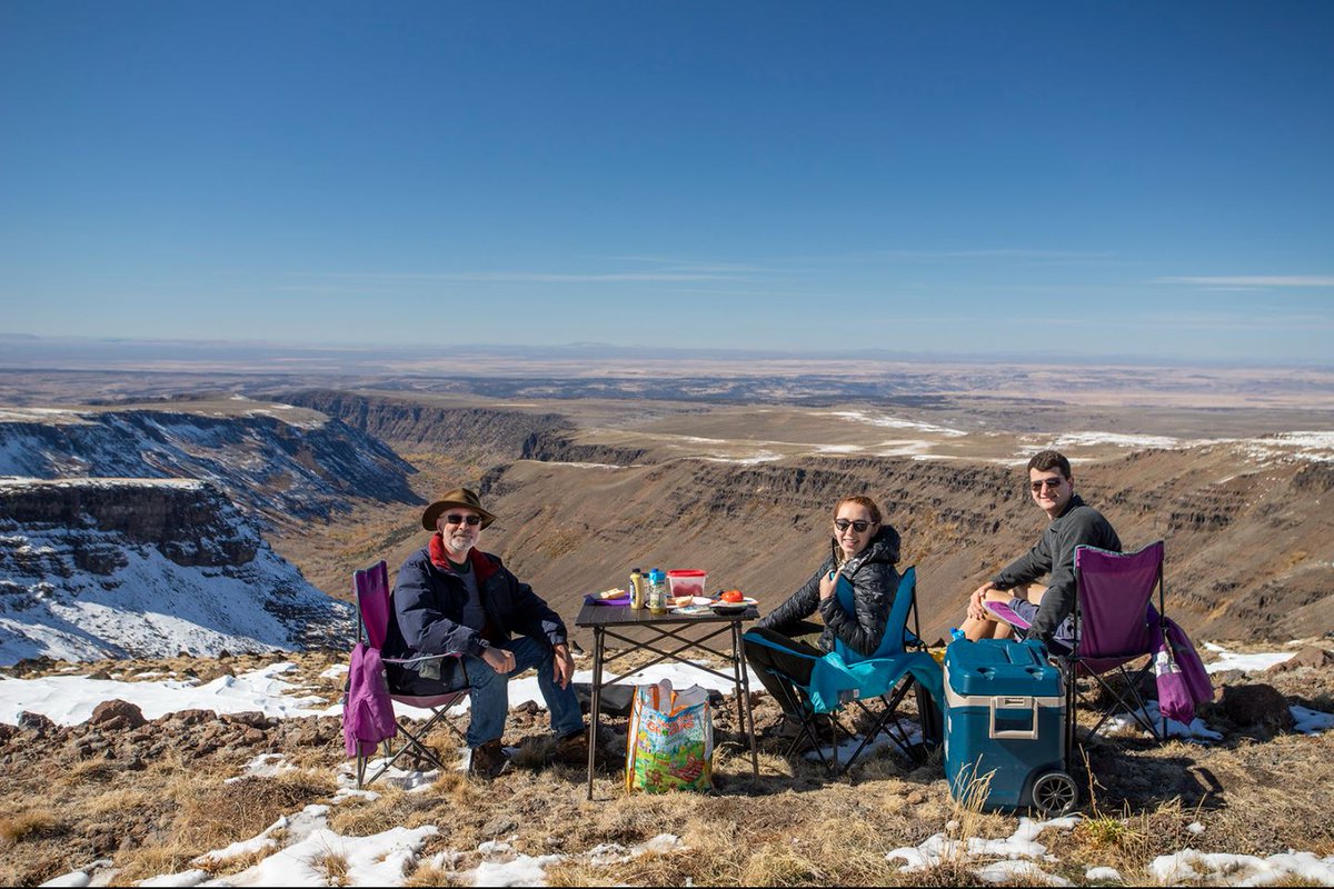 Our kind of lunch with a view. Located in Oregon's high desert, the Steens Mountain Wilderness is one of the crown jewels of the state. Remember to always Leave No Trace! Any food, supplies, or waste you bring with you should be taken out with you as well. 📷 naderkhoury