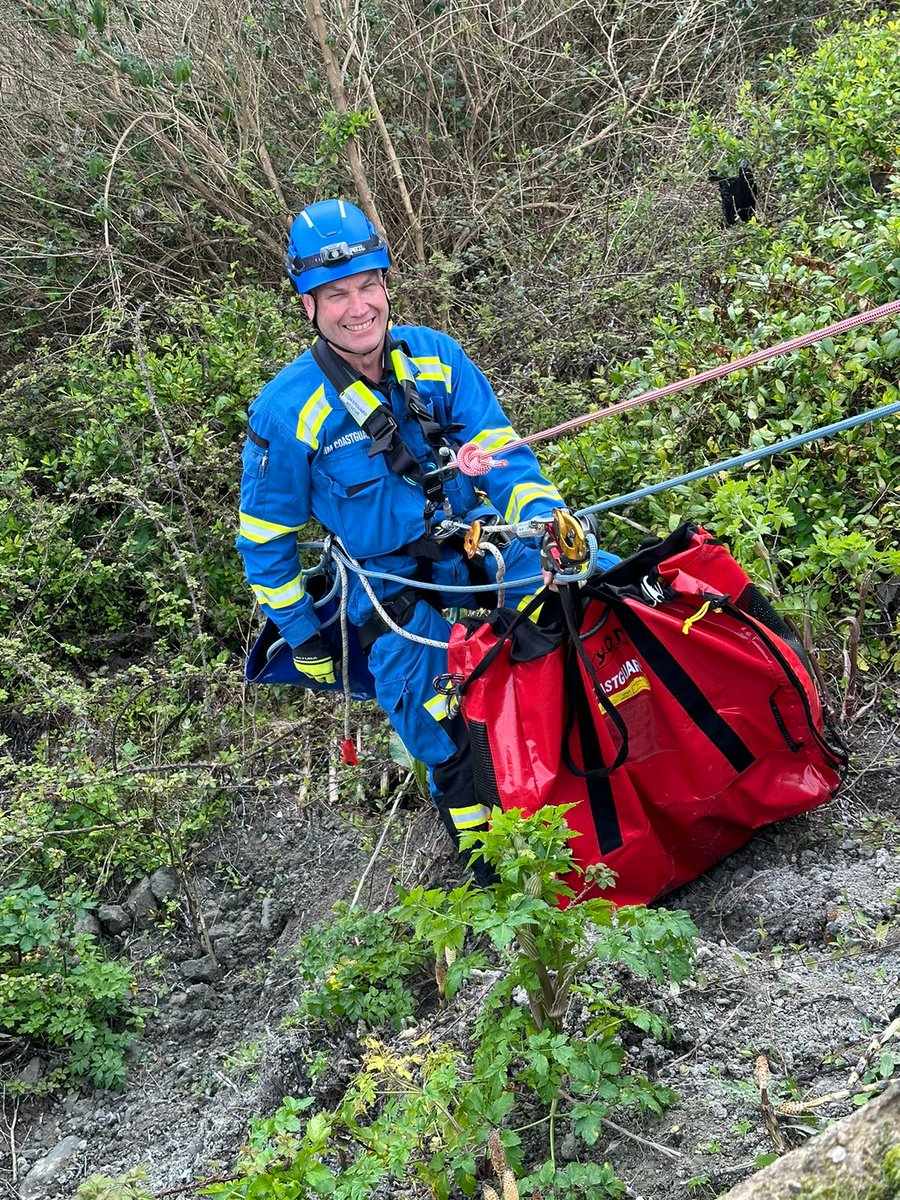 📟Tasked today with Langdon &amp; Deal teams to a dog that had headed off for an adventure behind fencing over East Wear Bay.
Once located we deployed a rope rescue technician down to bring her safely back to her buddy &amp; Mum

Coastal emergency - dial 📞9⃣9⃣9⃣ and ask for Coastguard