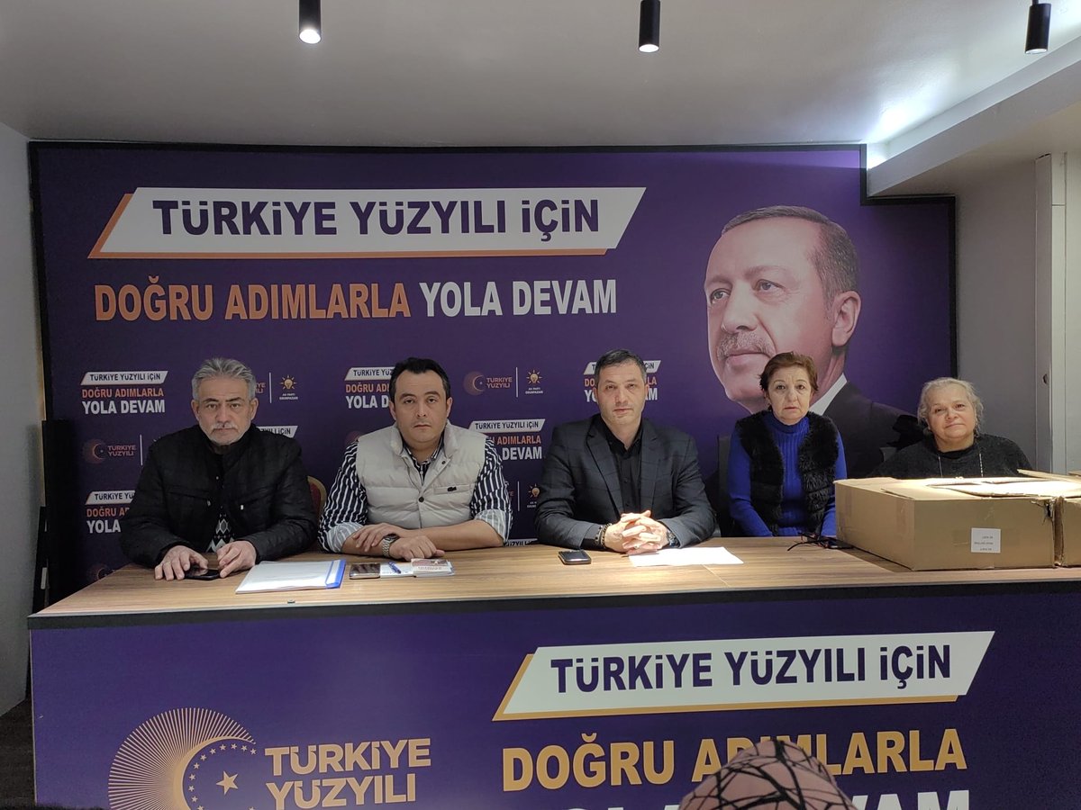 umitsezer26's tweet photo. 📌Kurtuluş Mahallesi 

Sandık Kurulu Üyelerimiz ile birlikte seçim günü planlama ve eğitim toplantımızı gerçekleştirdik. 31 Mart zaferimizin ayak seslerini şimdiden duymaya başladık. 

Özverili çalışmalarından dolayı dava arkadaşlarıma teşekkür ediyor, şükranlarımı sunuyorum.

Odunpazarımızı ve Şehrimizi #GerçekBelediyecilik ile buluşturmaya,
#HazırızKararlıyız