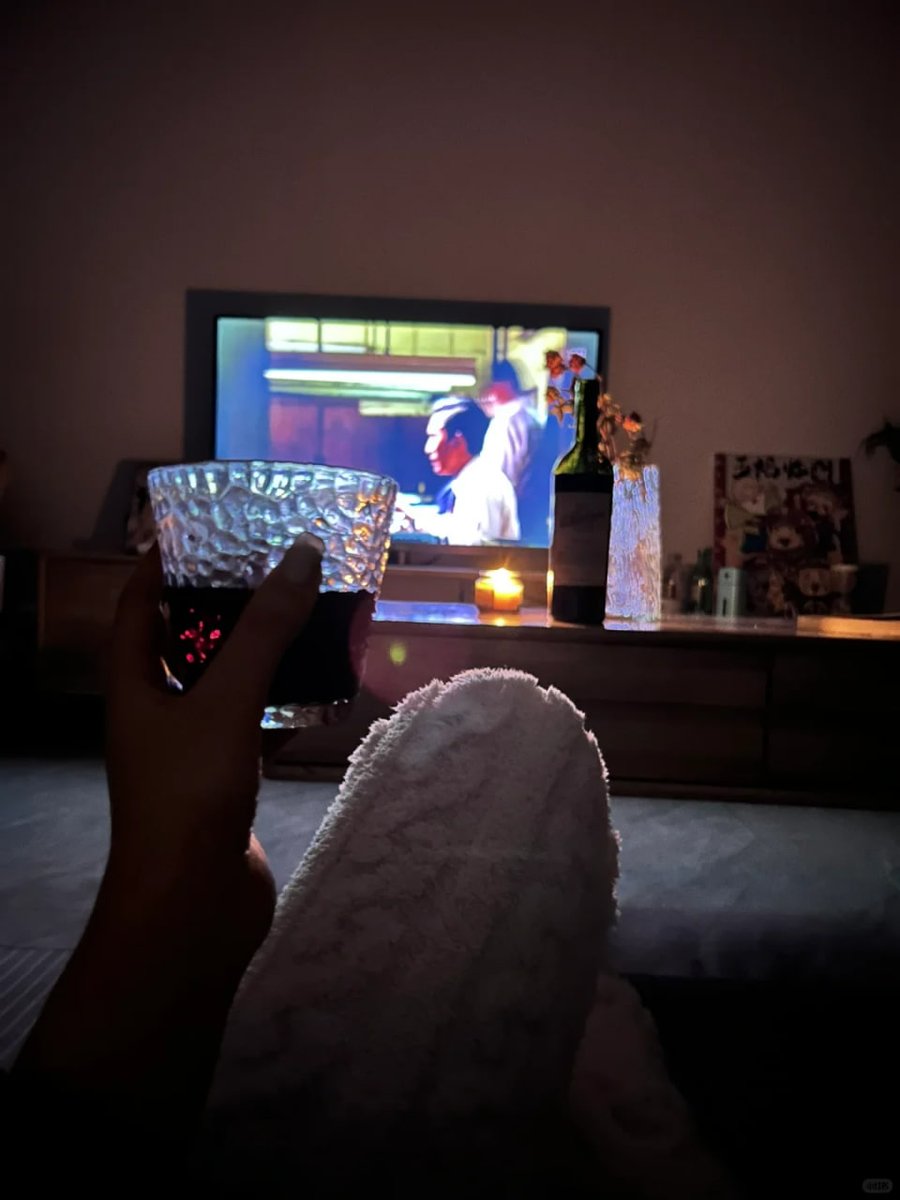 I like to drink alone and listen to music and watch movies alone.
A person's best state is to be quiet, relaxed and unrestrained when he is alone, and to do what he likes in his favorite time and way is the greatest happiness.