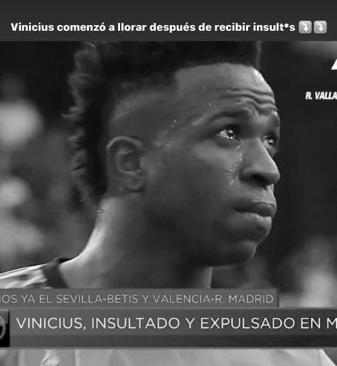 منذ وصوله وهو يتعرض للعنصرية، البعض يدعمها لكونه عنصري وهذا يحتاج لمراجعة إنسانيته قبل دينه، والبعض الآخر فقط لكونه لاعب بريال مدريد.

سأعرض بعض ما تعرض له من منذ يومه الأول بأسبانيا.