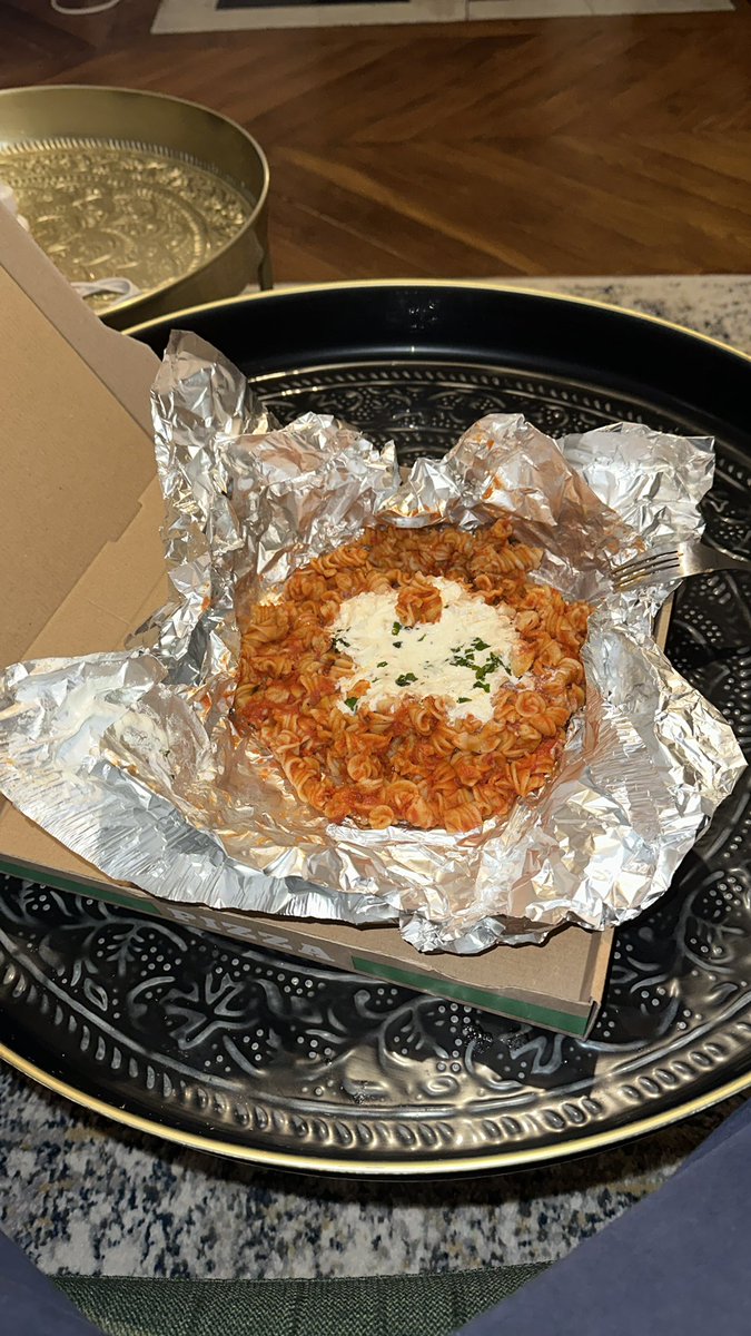 On vous a déjà servi des pâtes dans un carton de pizza ? Bienvenue à Paris chez  @littleitalyparis @TPMP