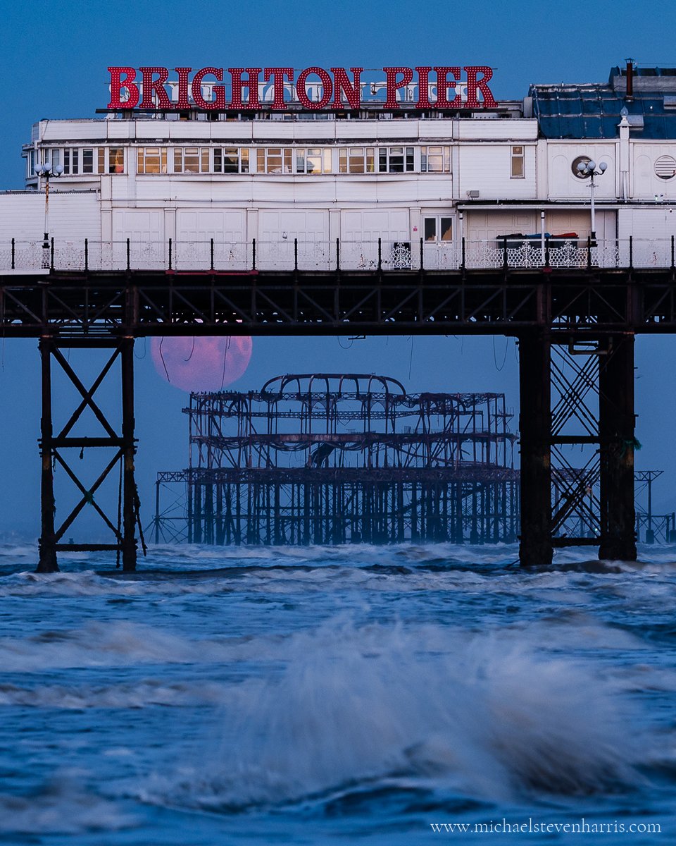 A Red Full Moon (the 'Worm Moon') setting under the Brighton Palace Pier (featuring the West Pier in the background) 📷📷

#brighton #starlings #murmuration #bbcsoutheast #WexMondays #fsprintmonday #ThePhotoHour #Sharemondays2024 #wormmoon #fullmoon