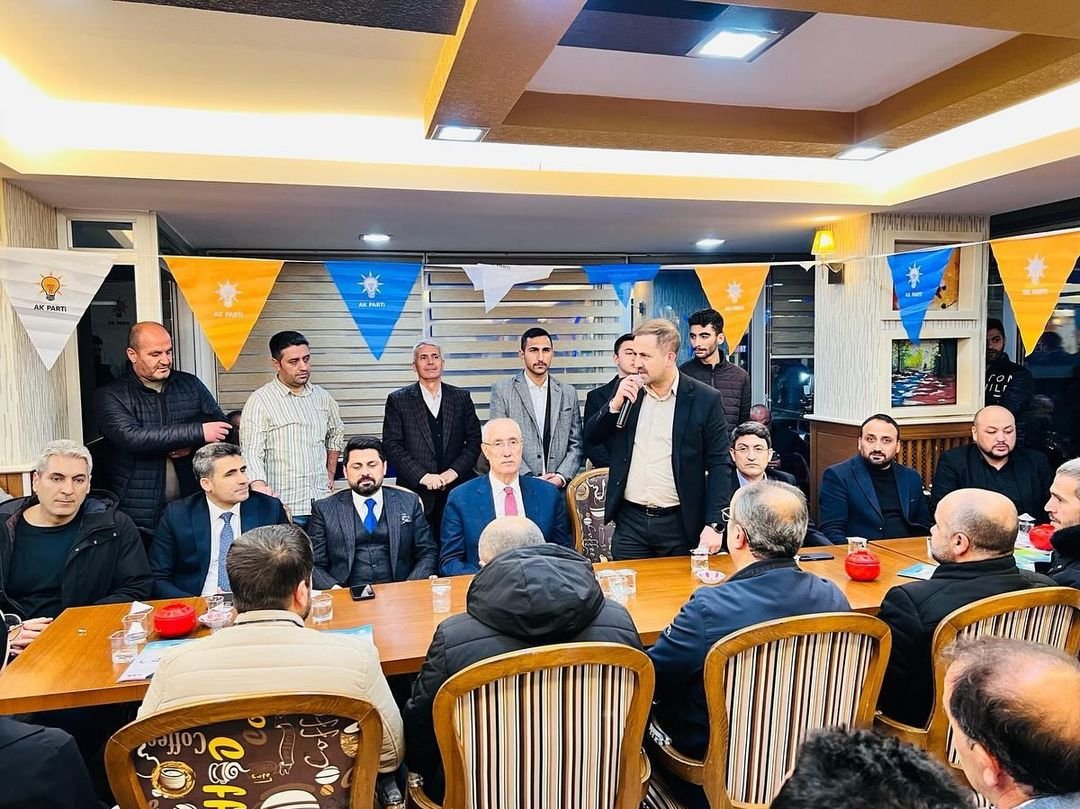 BurlukkaraOsman's tweet photo. İl yönetim kurulumuz ile birlikte ak parti seçim irtibat bürosunu ziyaret ettik. Misafirperverliklerinden dolayı il başkanı Sn.Yılmaz Seven, Mv. Sn.Feyzi Berdibek ve Sn.Zeki Korkutata,
Belediye başkan adayımız Sn.Erdal Arıkan Beyefendilere camiamız adına teşekkür ediyorum. https://t.co/CGXqX4fzrP