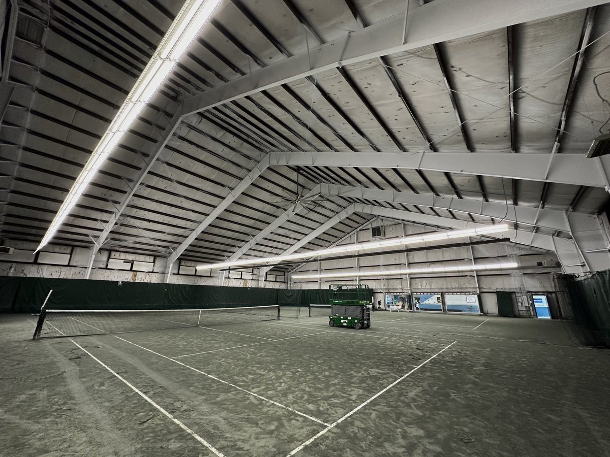 🎾 PROJECT COMPLETE! 🎾 ✔️ New LED Lighting System ✔️ Reflective Liner System on ceiling & walls The result? A 100% increase in light levels! Don't miss out on your true potential!🏆 Click here: hubs.ly/Q02qDFZW0 #Midlothiantennisclub #Midlothian #VA #indoortennis