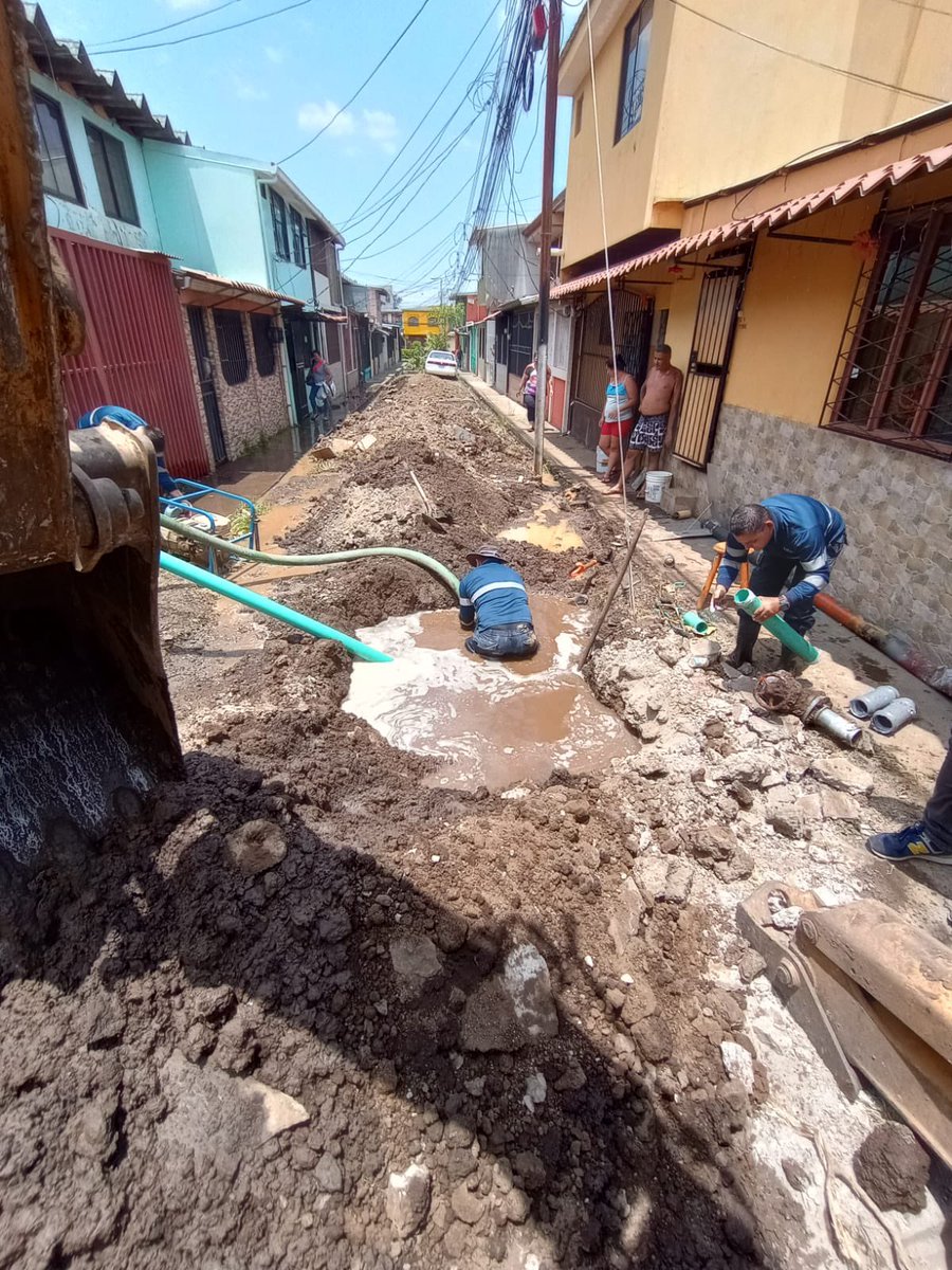 msolartiz's tweet photo. Vecinos de Hatillo 8 transformaron sin permiso una alameda en calle. En la impericia metieron una excavadora y además rompieron un tubo principal del AYA. Ahora no tienen alamena ni calle ni  agua. El operador del backhope fue multado por no contar con  licencia de conducir. https://t.co/IFlRYHxLlH