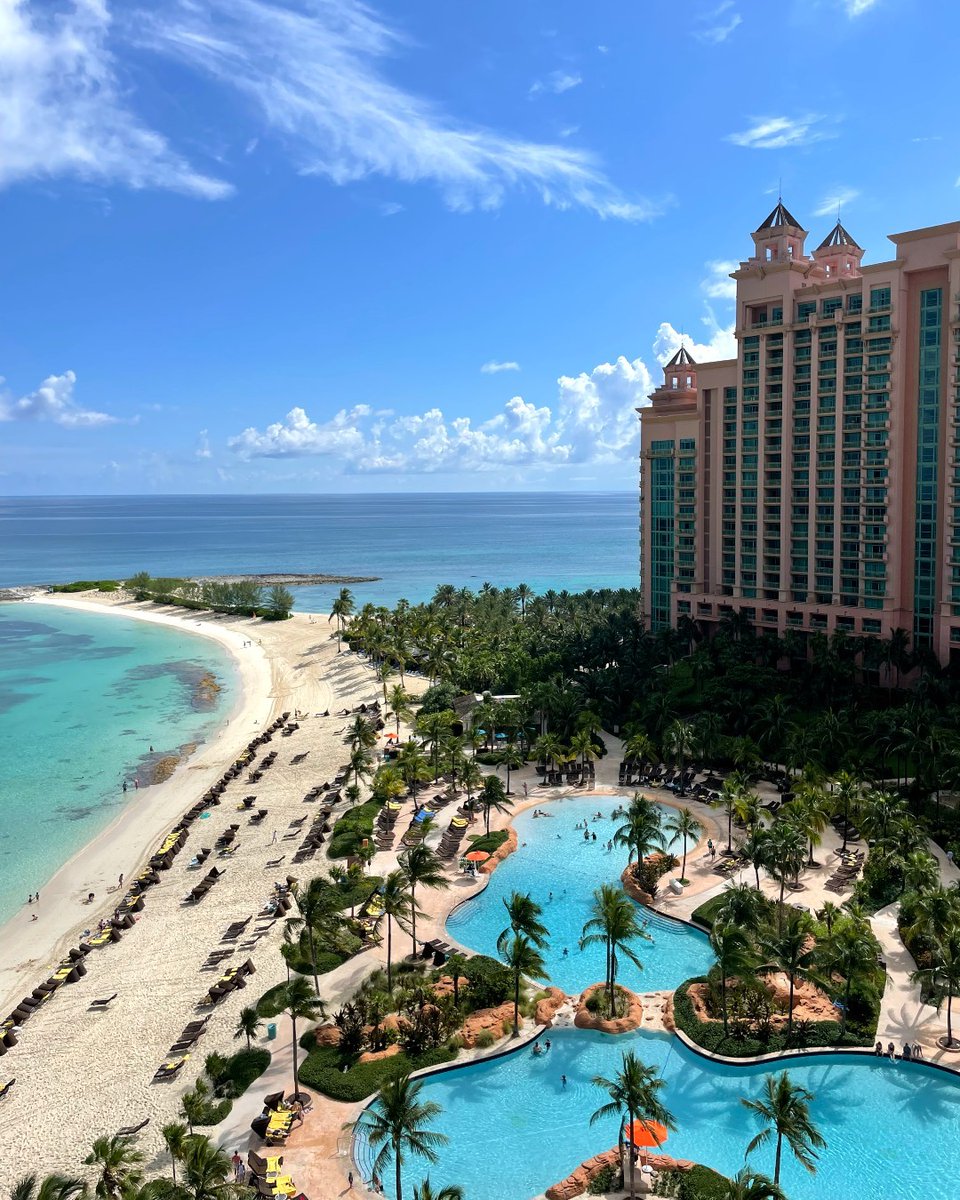 Dive into paradise at @atlantisbahamas 🌴 Experience luxury, adventure, and unforgettable memories in one of the world's most iconic resorts. Ready for the ultimate escape? Visit bit.ly/3TTmx3T to start planning your Atlantis adventure!